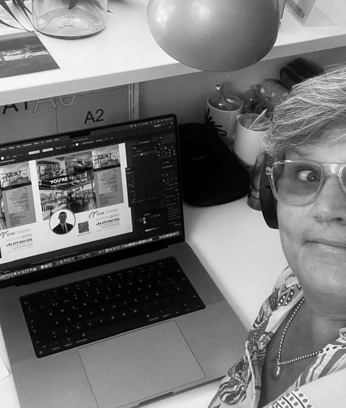 María Francia Domínguez maquetando un libro en su escritorio